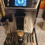 De’Longhi PrimaDonna Class ECAM 550.85.MS Kaffeevollautomat mit LatteCrema Milchsystem, Cappuccino und Espresso auf Knopfdruck, 3,5 Zoll TFT Farbdisplay und App-Steuerung, silber photo review